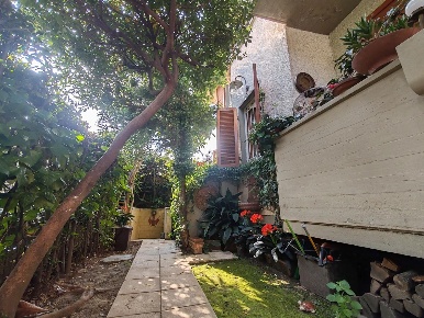 Foto Villa a schiera a Massa Centro di 100 m² con 5 locali in vendita