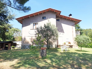 Foto Villa unifamiliare a Città di Castello di 210 m² con 9 locali