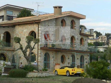 Foto Villa unifamiliare in VIA CAMPOLE, Formia di 350 m² con 10 locali