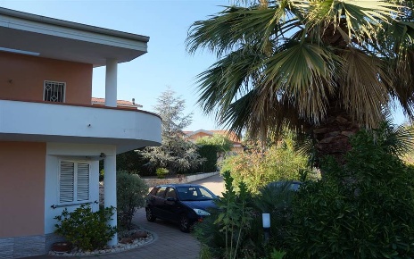 Foto Villa unifamiliare a Rende Roges di 380 m² con 13 locali in vendita