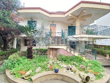 Foto Appartamento a Melito di Napoli di 255 m² con 4 locali in vendita