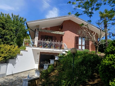 Foto Villa unifamiliare in Via Campanella 14, Chieri Semicentro di 240 m²