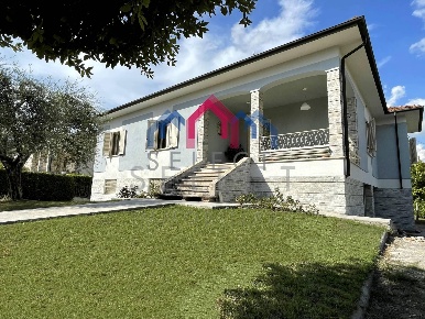 Foto Villa unifamiliare a Lucca Monte San Quirico - Tre Cancelli di 200 m²