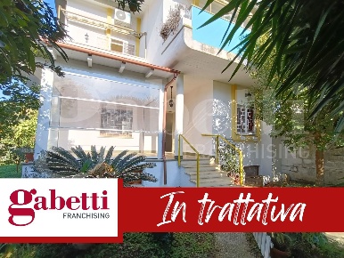 Foto Villa unifamiliare in Via del Pesco 40, Anzio di 145 m² con 5 locali