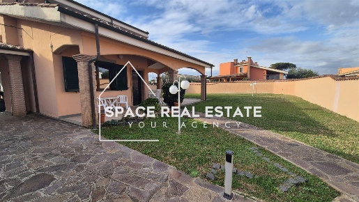 Foto Villa unifamiliare in Via del Mare, Pomezia di 130 m² con 4 locali
