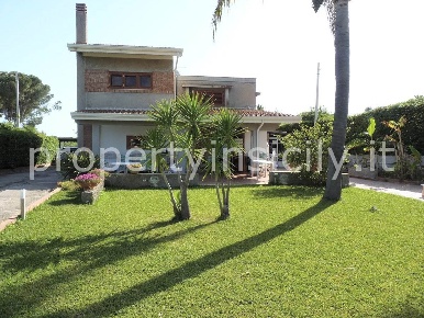 Foto Villa unifamiliare a Siracusa Ognina di 245 m² con 11 locali