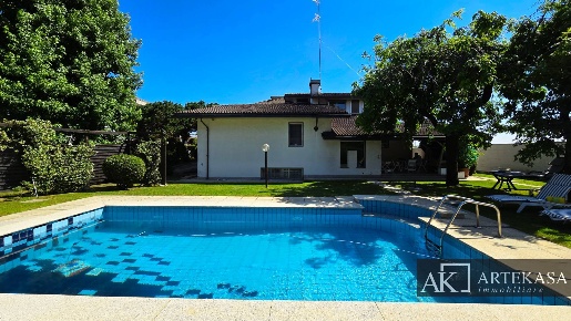 Foto Villa unifamiliare in Via Massara, Novara di 535 m² con 7 locali