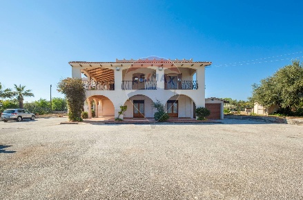 Foto Villa singola in via Adda, Augusta Centro di 380 m² con 12 locali