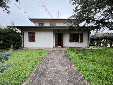Foto Villa unifamiliare a Villafranca di Verona di 347 m² con 11 locali