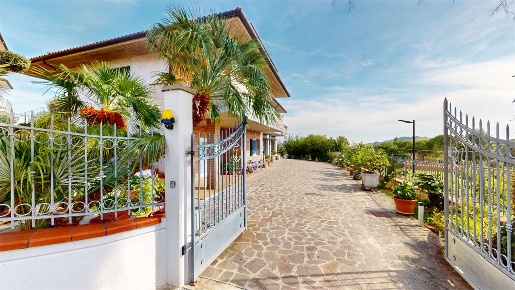 Foto Villa unifamiliare a Osimo di 330 m² con 6 locali in vendita