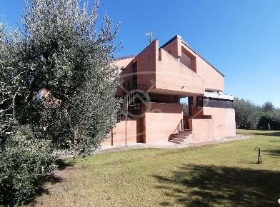 Foto Villa unifamiliare in Via del Mare, Foggia di 293 m² con 10 locali