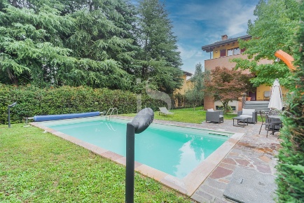 Foto Villa unifamiliare in VIA I MAGGIO, Brugherio Centro di 415 m²