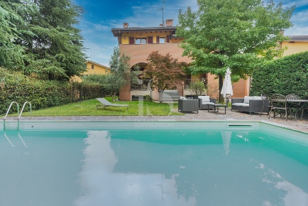 Foto Villa unifamiliare in VIA I MAGGIO, Brugherio Centro di 415 m²