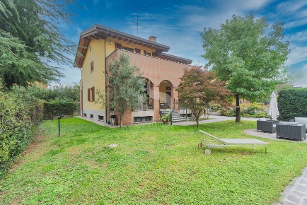 Foto Villa unifamiliare in VIA I MAGGIO, Brugherio Centro di 415 m²