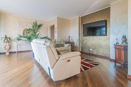 Foto Appartamento in Via Stradivari, Limbiate Villaggio Del Sole di 200 m²