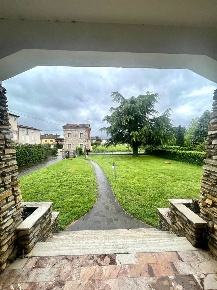 Foto Villa unifamiliare a Capannori Centro di 320 m² con 13 locali