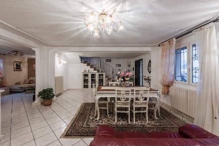 Foto Casa indipendente a Reggio nell'Emilia Gavassa di 360 m² con 12 locali