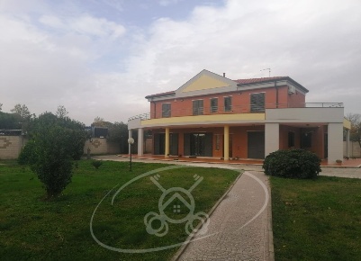 Foto Villa unifamiliare in Viale degli Aviatori, Foggia di 407 m²