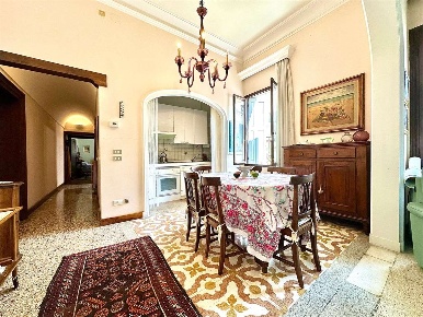 Foto Appartamento in Campo Santo Stefano, Venezia San Marco di 99 m²