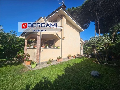 Foto Villa bifamiliare in Via dei Ciclamini 27, Anzio di 120 m² in vendita