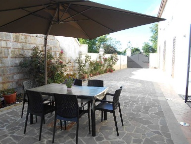 Foto Rustico a Livorno di 350 m² con 16 locali in vendita