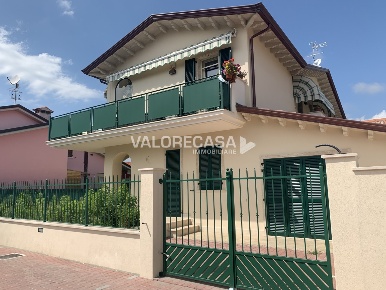 Foto Appartamento a Carrara Marina di Carrara di 75 m² con 3 locali