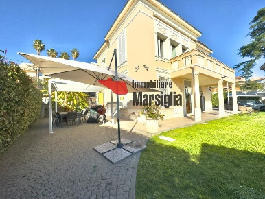 Foto Villa unifamiliare in Strada Solaro 105, Sanremo Solaro di 215 m²