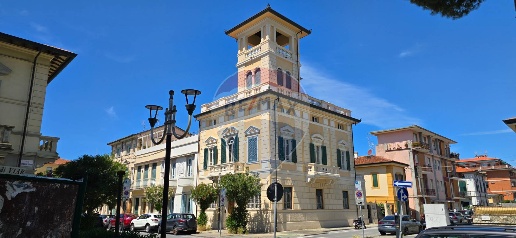 Foto Villa singola a Viareggio Centro di 360 m² con 14 locali in vendita