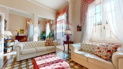 Foto Villa singola a Viareggio Centro di 360 m² con 14 locali in vendita