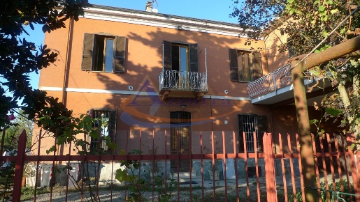 Foto Villa unifamiliare in strada Acqui, Alessandria di 550 m² in vendita