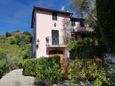 Foto Rustico in Via dei Poveri Vecchi, Lucca di 250 m² con 8 locali