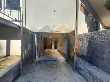 Foto Magazzino in Via Schiantapetto, Savona di 100 m² in vendita
