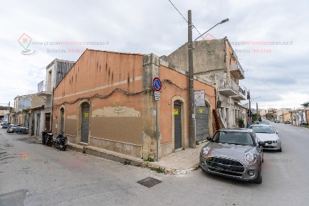 Foto Magazzino a Siracusa Umberto - Ermocrate di 100 m² con 100 locali