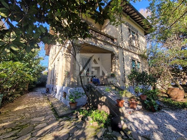 Foto Villa unifamiliare in Via Borgo Giannotti, Lucca di 600 m² in vendita