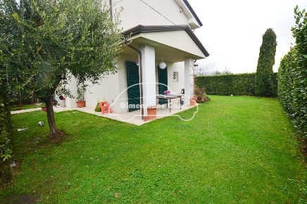 Foto Villa bifamiliare a Capannori Segromigno - San Colombano di 150 m²