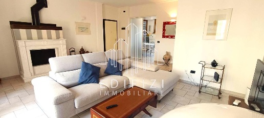 Foto Appartamento a Massa Marina di Massa Centro di 115 m² con 5 locali