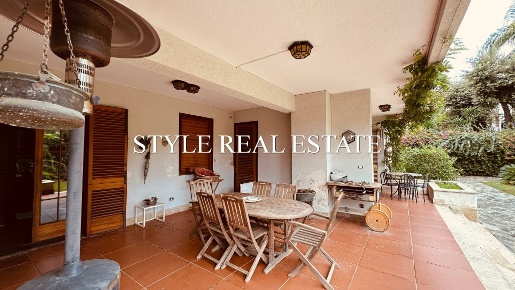 Foto Appartamento in Via Necropoli Grotticelle, Siracusa di 300 m²