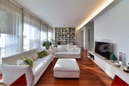 Foto Appartamento in Galleria J. F. Kennedy  10, Seregno di 300 m²