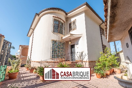Foto Villa unifamiliare a Palermo Belmonte Chiavelli di 435 m² con 8 locali