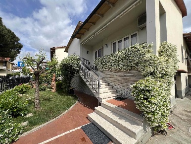 Foto Villa unifamiliare a Campi Bisenzio Centro di 220 m² con 10 locali