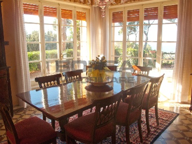 Foto Villa unifamiliare in Via Bayron 2, Livorno di 250 m² con 11 locali