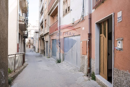 Foto Appartamento in Via San Pietro, Enna Centro di 101 m² con 6 locali