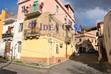 Foto Appartamento in Via Volturno n° 8, Messina di 93 m² con 4 locali