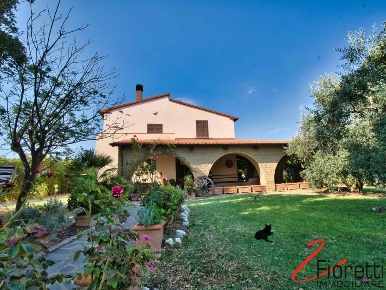 Foto Villa unifamiliare a Piombino di 190 m² con 8 locali in vendita