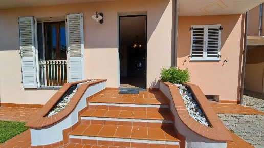 Foto Villa unifamiliare a San Giuliano Terme Ghezzano di 260 m² in vendita