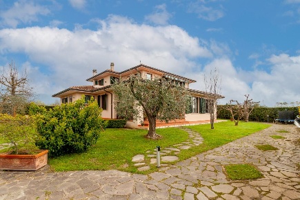 Foto Villa unifamiliare a San Giuliano Terme Ghezzano di 350 m² in vendita