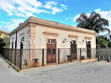 Foto Villa unifamiliare in Viale Scala Greca, Siracusa di 344 m² in vendita