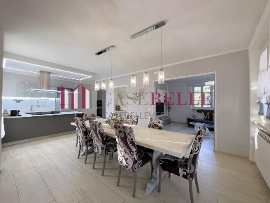 Foto Casa indipendente a Camaiore Camaiore Paese di 450 m² con 15 locali