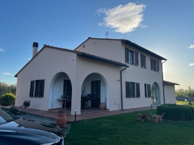 Foto Villa unifamiliare a San Giuliano Terme Ghezzano di 315 m² in vendita