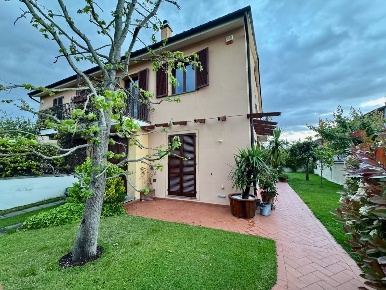 Foto Villa bifamiliare a San Giuliano Terme di 160 m² con 6 locali